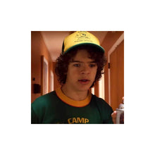 Cargar imagen en el visor de la galería, Gorra Dustin Stranger Things 3 Camp Know Where 85