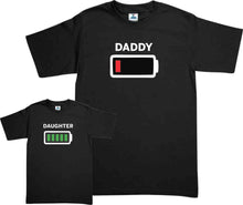 Cargar imagen en el visor de la galería, Set 2 Playeras Bateria Baja Pila Sin Energia Dia del Padre papa e hijo Dia del Padre Familia Evento Duo Papá e Hijo