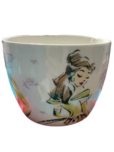 Cargar imagen en el visor de la galería, Princesas Disney Taza de Porcelana con Tapa, Cuchara y Caja de Regalo 580 ml Cenicienta, Raspunzel y Bella Tarro
