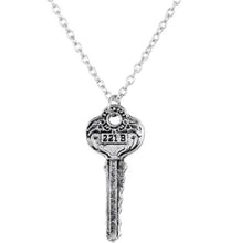 Cargar imagen en el visor de la galería, Collar Sherlock Llave antigua 221B Sherlocked casa Baker Street
