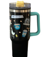 Cargar imagen en el visor de la galería, Friends Termo Central Perk Alto Doble Pared Con Asa Y Popote Capacidad 1.2 Litros
