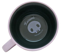 Cargar imagen en el visor de la galería, Tazon Kuromi &amp; Baku Taza Jumbo Bitono De Cerámica Sanrio, Color Lila y Negro, Capacidad 820 Ml
