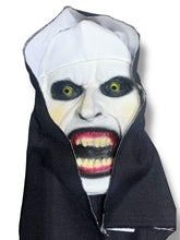 Cargar imagen en el visor de la galería, Mascara La Monja Disfraz Halloween Cosplay con capucha El Conjuro
