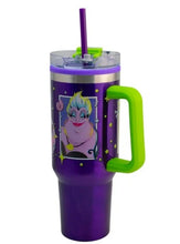 Cargar imagen en el visor de la galería, Termo Villanas Disney Doble Pared Con Asa Y Popote Maléfica, Úrsula, Cruella De Vil y la Reina Malvada Capacidad 1. 2 L
