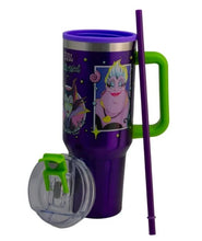 Cargar imagen en el visor de la galería, Termo Villanas Disney Doble Pared Con Asa Y Popote Maléfica, Úrsula, Cruella De Vil y la Reina Malvada Capacidad 1. 2 L
