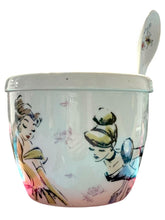Cargar imagen en el visor de la galería, Princesas Disney Taza de Porcelana con Tapa, Cuchara y Caja de Regalo 580 ml Cenicienta, Raspunzel y Bella Tarro

