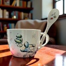 Cargar imagen en el visor de la galería, Princesas Disney Taza de Porcelana con Tapa, Cuchara y Caja de Regalo 580 ml Cenicienta, Raspunzel y Bella Tarro
