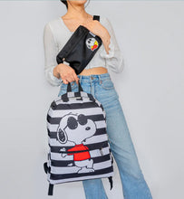 Cargar imagen en el visor de la galería, Snoopy Mochila Grande con cangurera Peanuts
