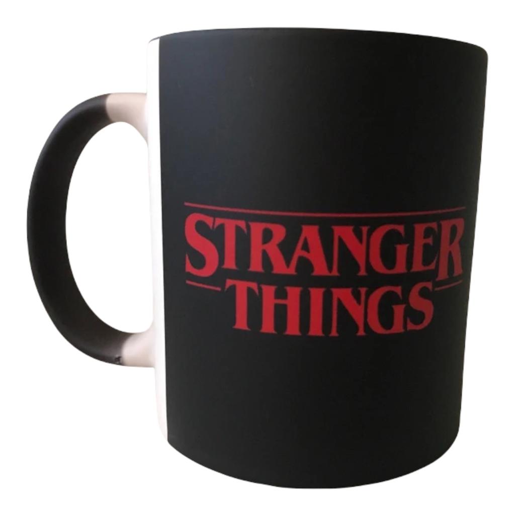 Taza Magica Stranger Things Fondo Negro Abecedario Run