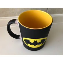 Cargar imagen en el visor de la galería, Batman Taza Magica Logotipo Fondo Amarillo
