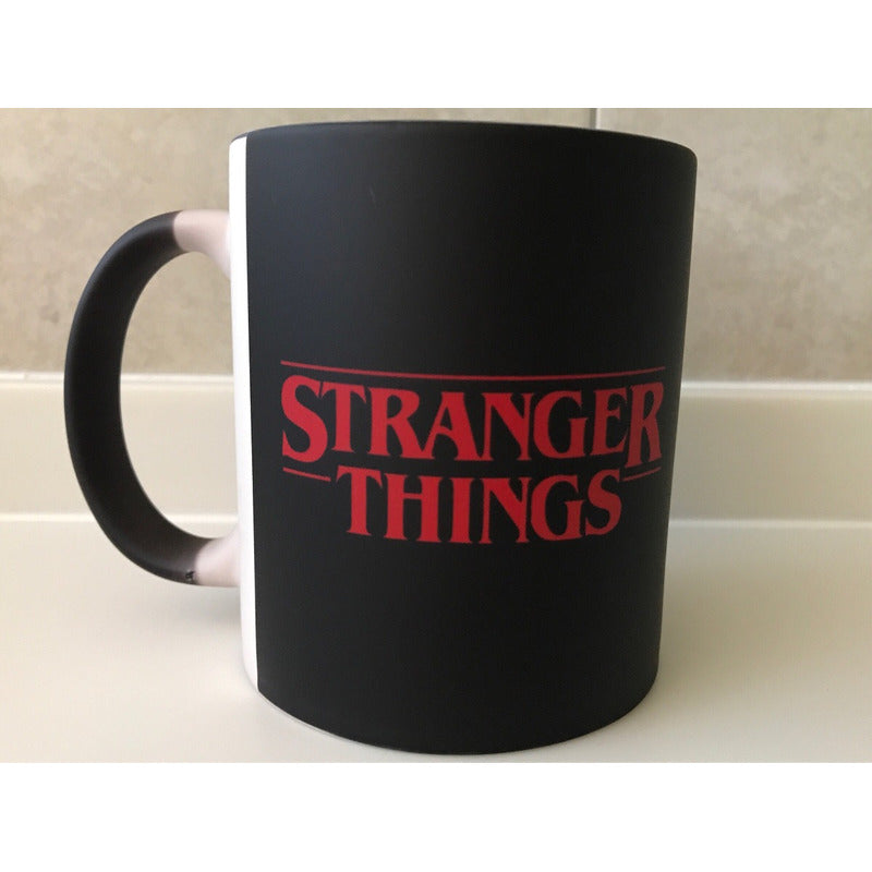 Taza Magica Stranger Things Fondo Negro Abecedario Run