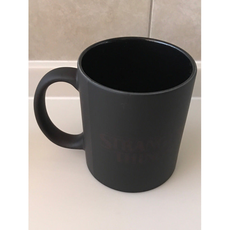 Taza Magica Stranger Things Fondo Negro Abecedario Run