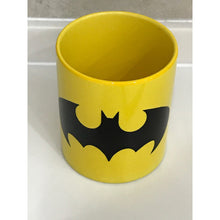 Cargar imagen en el visor de la galería, Taza Básica Batman Amarilla
